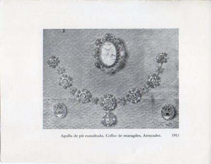 LAMINA V40284: Jaume Mercade, Agulla de pit esmaltada, Collar de maragdes, Arrecades