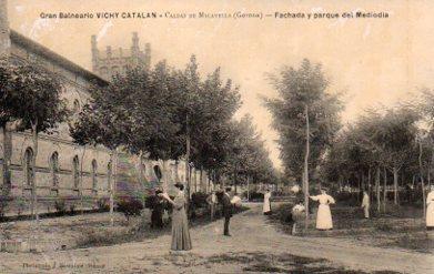 POSTAL PV10038: Fachada y parque del Mediodia Gran Balneario Vichy Catalan