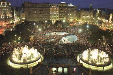 POSTAL PV10105: Barcelona per la pau, simbol de la pau amb espelmes a plaça Catalunya