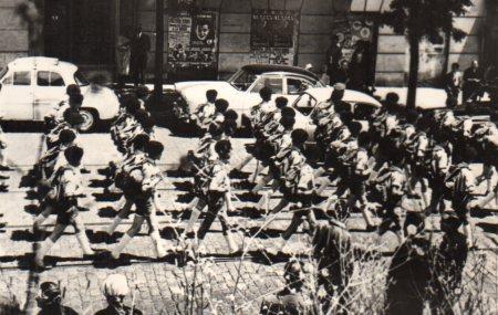 POSTAL PV10904: Frente de Juventudes O.J.E  Una centuria sale de marcha