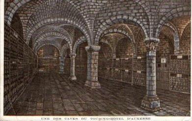 POSTAL PV10807: Une des caves du Touring-Hotel D'Auxerre