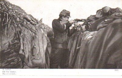 POSTAL PV11013: Soldado con rifle en un trinchera 