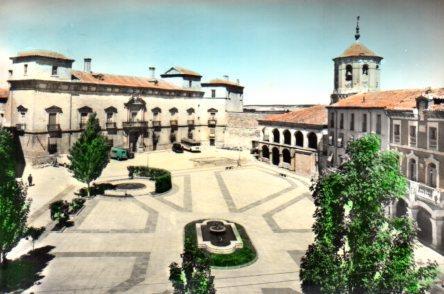 POSTAL PV11049: Plaza del General Franco en Almazan