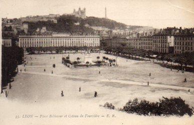 POSTAL PV10938: Lyon. Place Bellecour et Coteau de Fourviere