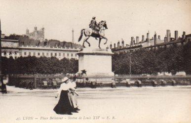 POSTAL PV10939: Lyon. Statue de Louis XIV Place Bellecour