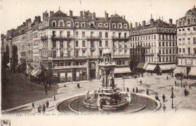 POSTAL PV10940: Lyon. Place des Jacobins, la Fontaine