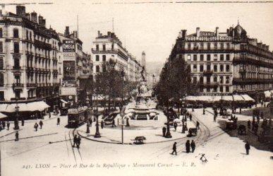 POSTAL PV10941: Lyon. Place et Rue de la Republique Monument Carnot