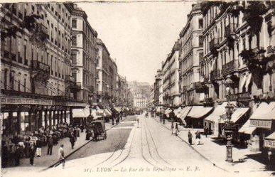 POSTAL PV10942: Lyon. La Rue de la Republique