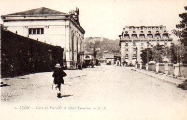 POSTAL PV10949: Lyon. Gare de Perrache et Hotel Terminus