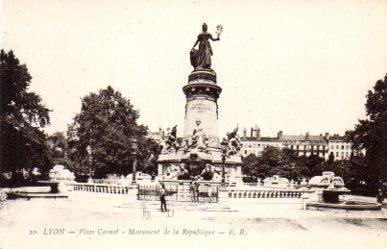 POSTAL PV10950: Lyon. Place Carnot, Monument de la Republique