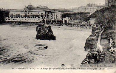 POSTAL PV10957: Biarritz. La Plage par grande tempete devant le Casino Municipal