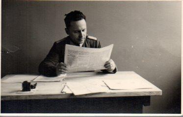 POSTAL PV10735: Militar aleman leyendo el periodico