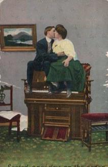 POSTAL PV10710: Seated one day on the organ
