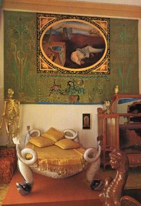POSTAL PV11572: Tapiz de Obuson, Cama de Castiglione, Vitrina de Gaudi y bañera de Eduardo VII, Museo Dali
