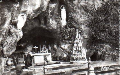 POSTAL PV11240: Lourdes, La Grotte Miraculeuse