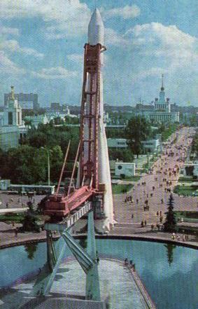 POSTAL PV11105: On the Square of Industry, Moscu