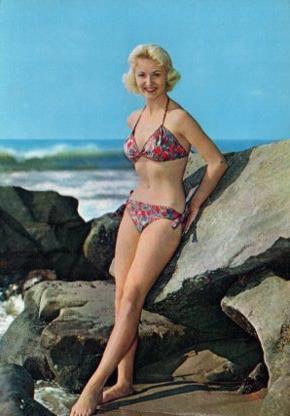 POSTAL PV11400: Mujer en bikini en la playa