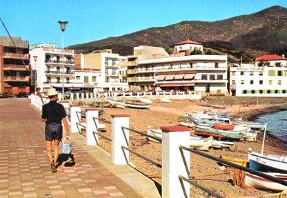 POSTAL PV11388: Barcas en la playa de Colera, Costa Brava