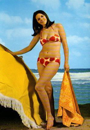 POSTAL PV11350: Mujer en bikini en la playa