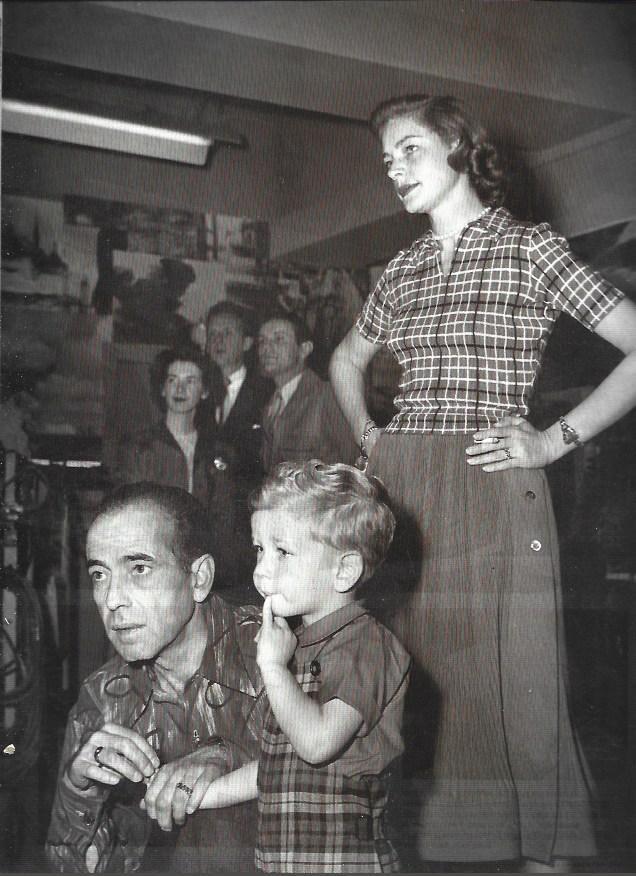 LAMINA 37200: Lauren Bacall y Humphrey Bogart con su hijo