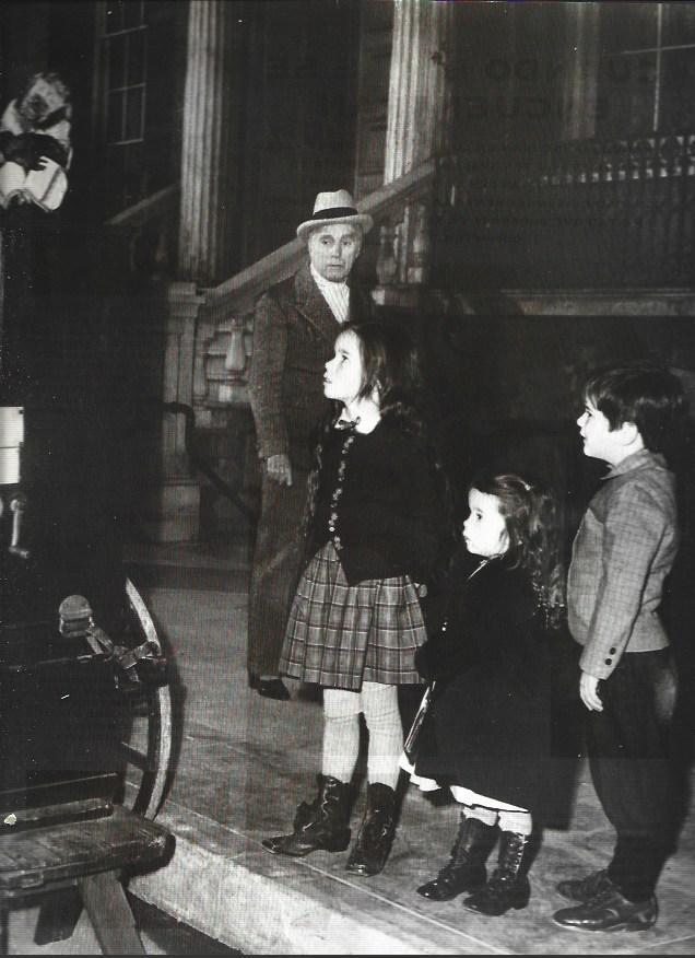 LAMINA 37193: Charles Chaplin con tres de sus hijos