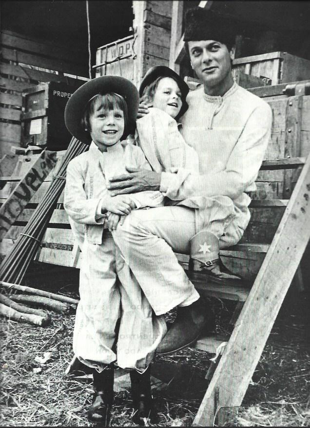 LAMINA 37191: Tony Curtis con sus hijos