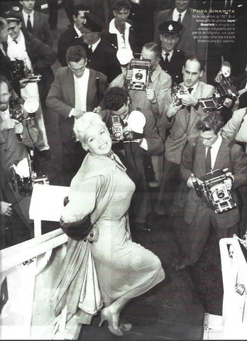 LAMINA 37225: Jayne Mansfield con fotografos