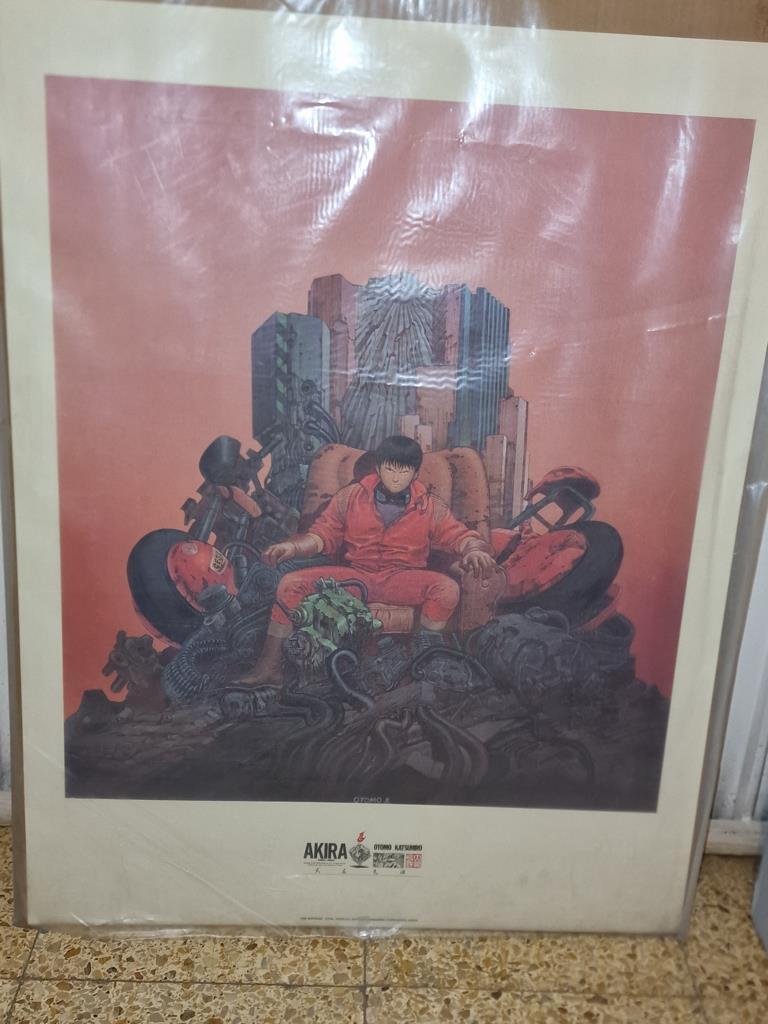 Poster anime: Akira sentado en un sofa rojo (Otomo Katsuhiro)