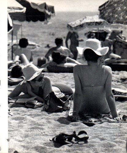 LAMINA V45404: Dones a la platja de Tossa de Mar