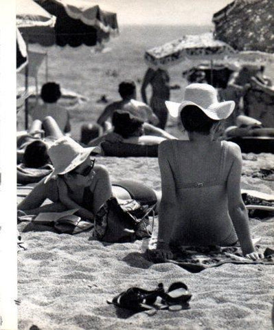 LAMINA V45404: Dones a la platja de Tossa de Mar