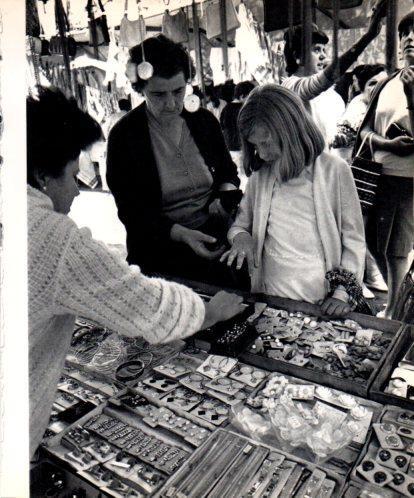 LAMINA V45421: Mercat al carrer a Olot