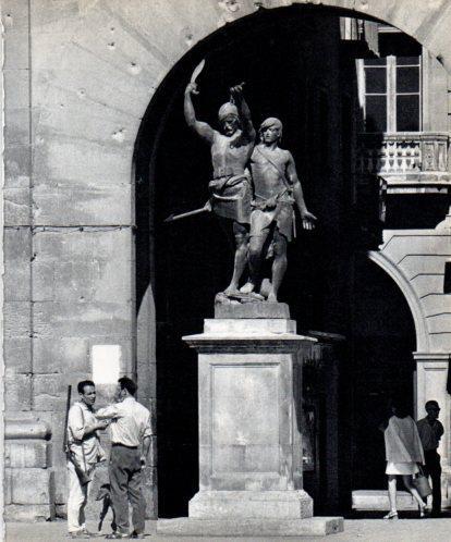 LAMINA V45499: Monument a Indibil i Mandoni a Lleida