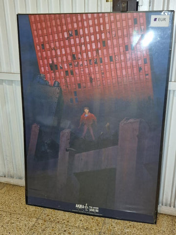 Poster anime: Akira con fondo de un edificio en ruinas de Neo-Tokio (Otomo Katsuhiro)