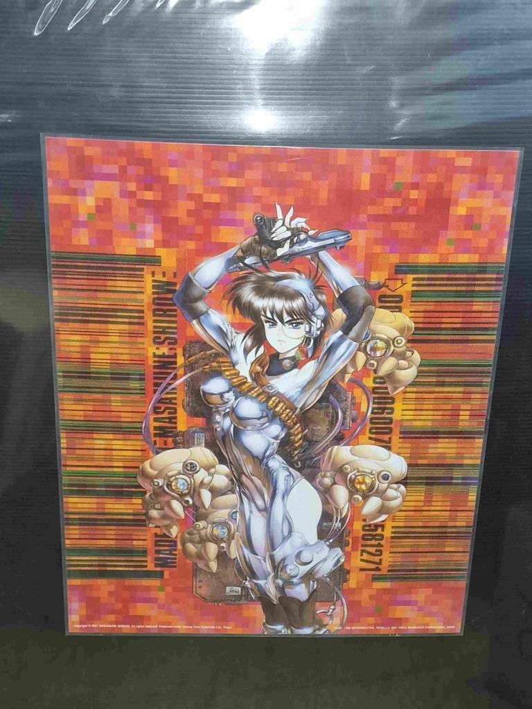 Poster: Motoko Kusanagi sujetando pistola con dos manos, ilustración de Ghost in the Shell de Masamune Shirow 