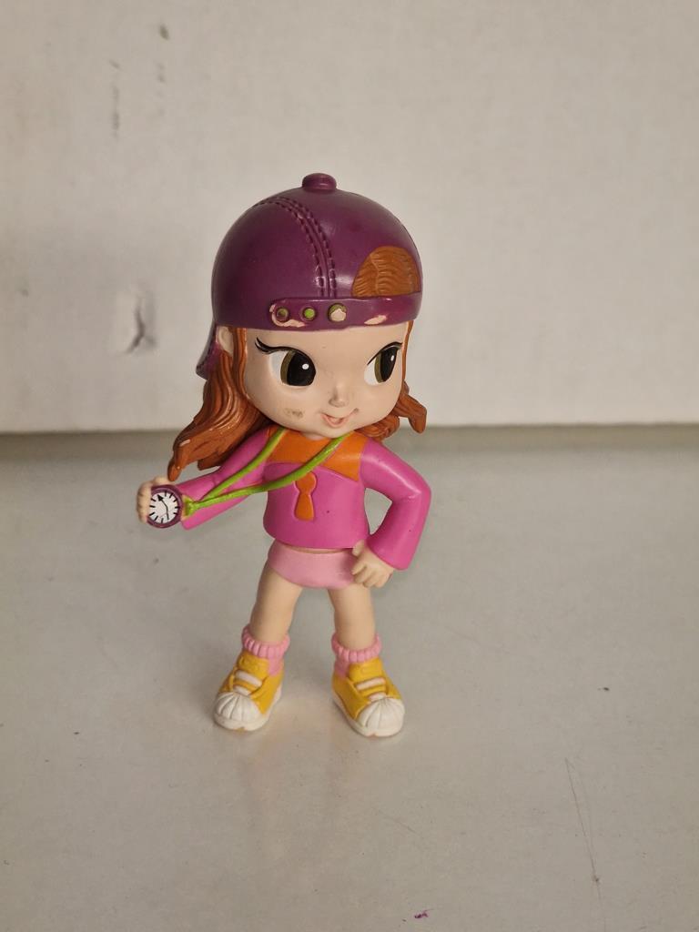 Figura de PVC: muñeca Keytweens, con gorra y cronometro en la mano