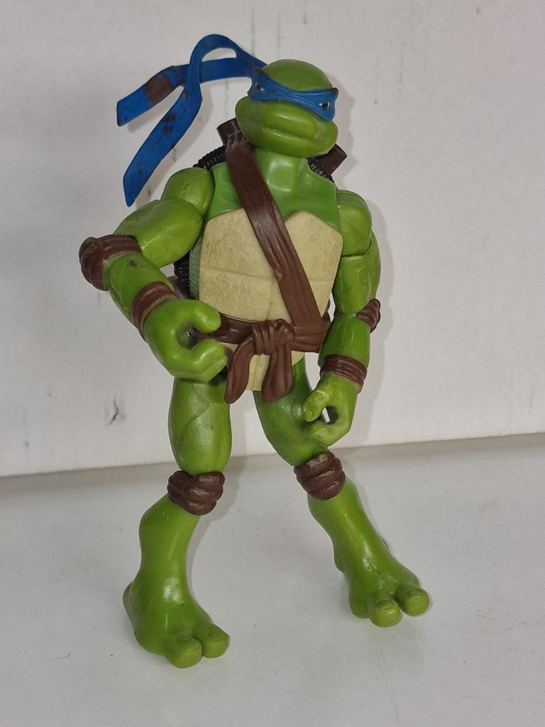 Figura de plástico articulada: Tortuga Ninja - Leonardo (LE FALTAN LAS KATANAS)