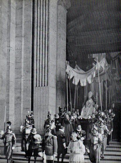 LAMINA V45746: Pio XII entrando en San Pedro en Procesion del Corpus