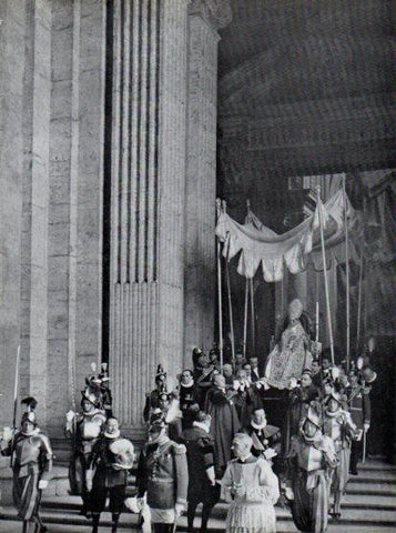 LAMINA V45746: Pio XII entrando en San Pedro en Procesion del Corpus