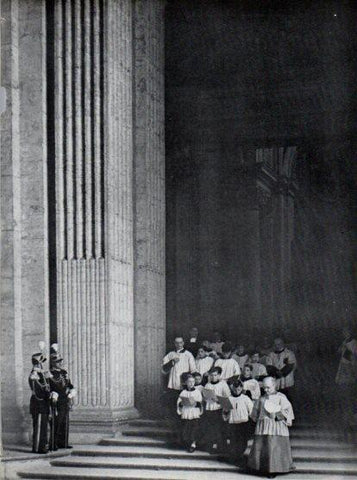 LAMINA V45744: Coro pontificio entrando en San Pedro