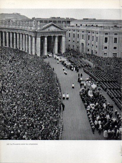 LAMINA V45742: Procesion del Corpus entre las columnatas de Plaza San Pedro
