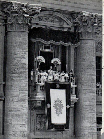 LAMINA V45740: Pio XII bendicion Urbi et Orbi en Plaza San Pedro detalle