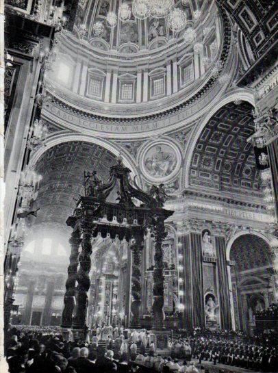 LAMINA V45751: Pio XII cubierto por el baldaquino en Templo de San Pedro
