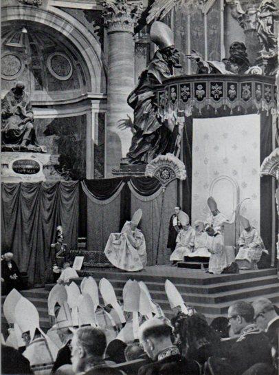 LAMINA V45757: Pio XII durante el Credo en San Pedro