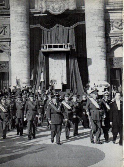 LAMINA V45766: Peregrinos militares de España saliendo de San Pedro
