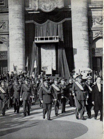 LAMINA V45766: Peregrinos militares de España saliendo de San Pedro
