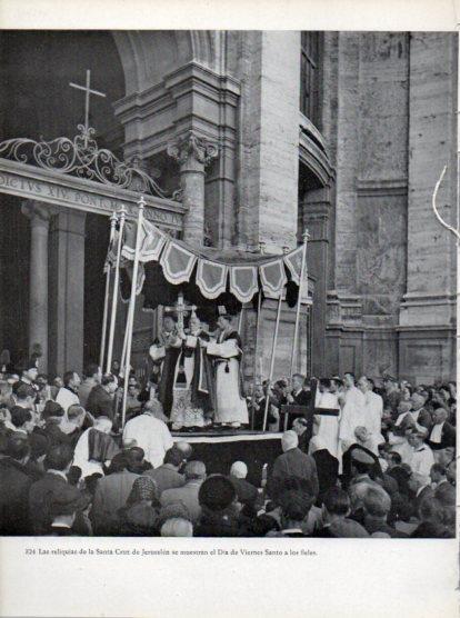 LAMINA V45736: Reliquias de la Santa Cruz mostrandose el Viernes Santo a los fieles
