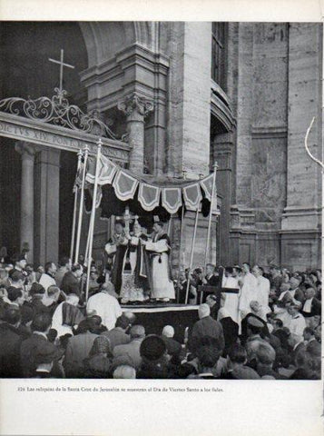 LAMINA V45736: Reliquias de la Santa Cruz mostrandose el Viernes Santo a los fieles