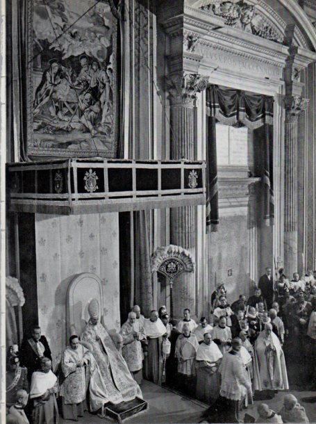 LAMINA V45717: Pio XII en el trono, atrio de la Plaza de San Pedro