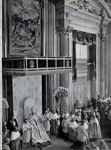 LAMINA V45717: Pio XII en el trono, atrio de la Plaza de San Pedro
