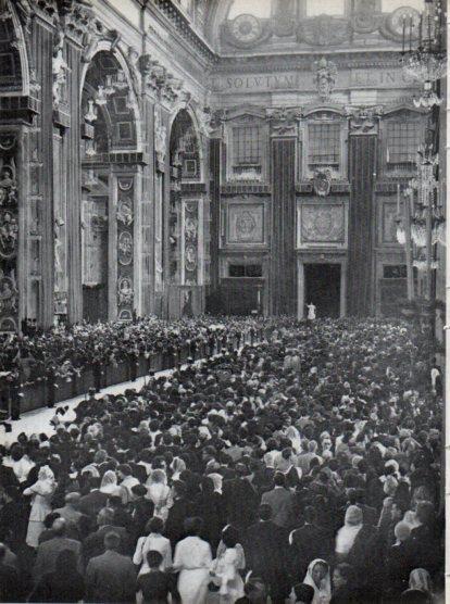 LAMINA V45731: Pio XII bendiciendo a los peregrinos en San Pedro